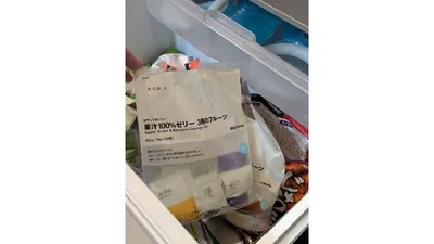 冷凍庫で凍らせたゼリー。袋ごと入れて凍らせるだけです