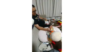 主人が授乳クッションを使って双子の授乳をサポートしていた様子
