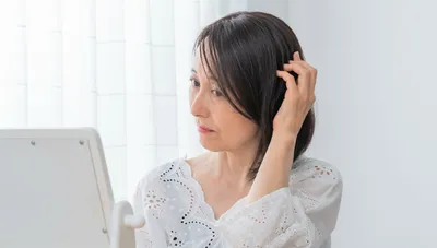 50代の髪の悩みとその原因は