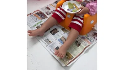 床に新聞紙を敷いた食事スペース。落ちても新聞紙ごと捨てられます
