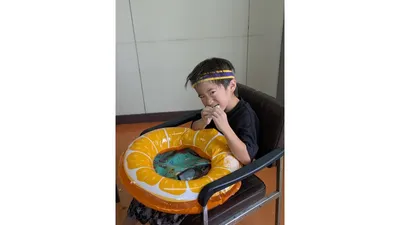 凍らせたゼリーを食べる子ども。荷物を増やさずに喜ぶおやつを持って行けます
