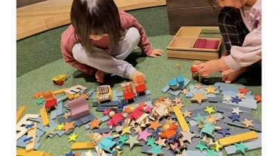 積み木で作った作品。お家にもケーキにも見立てて遊びが広がります