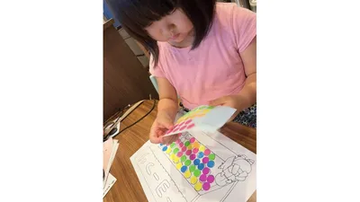 丸シールを台紙の○に合わせて貼っていくシール貼り